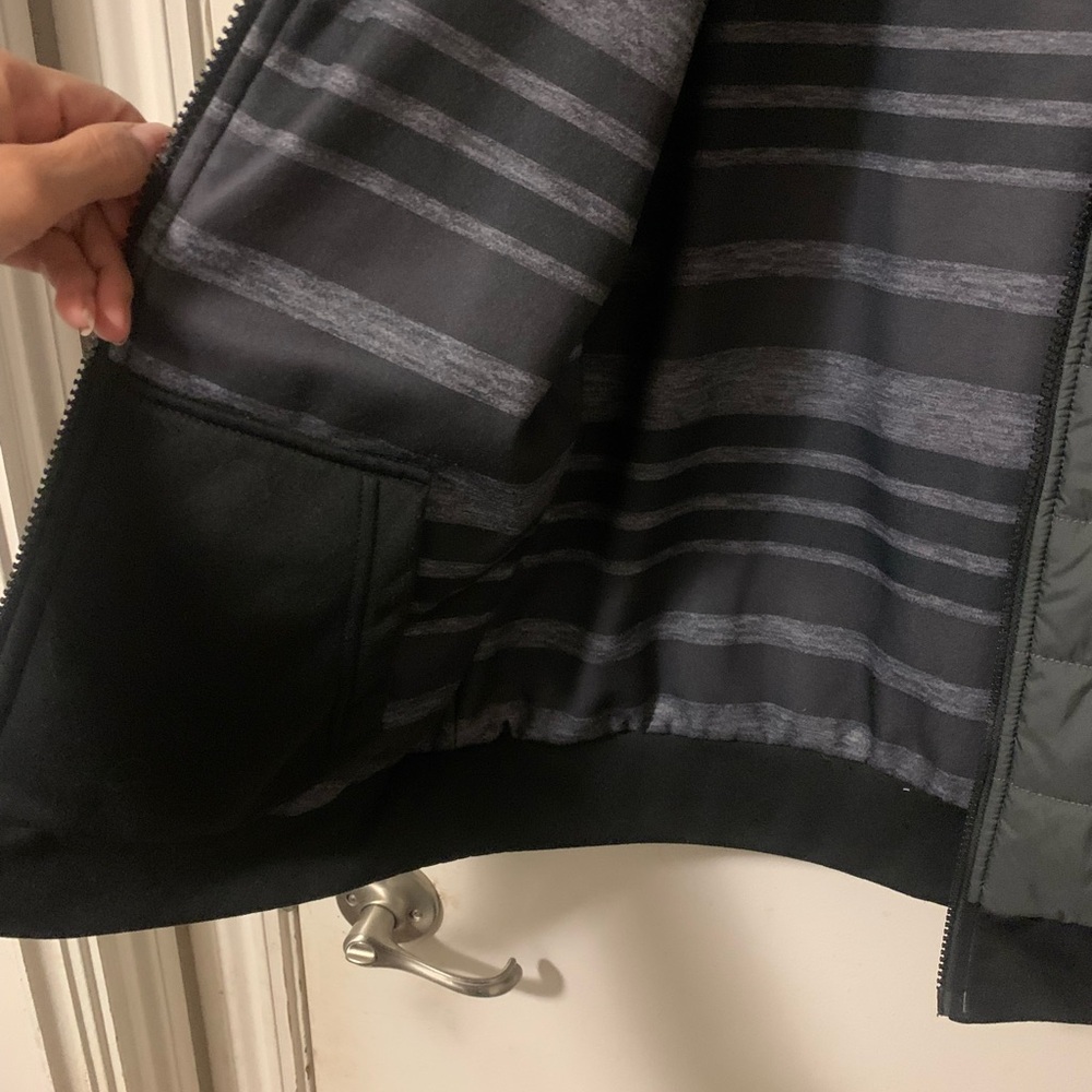 The North Face kids large black and grey reversible Puffer Jacket - Picture 2 of 2